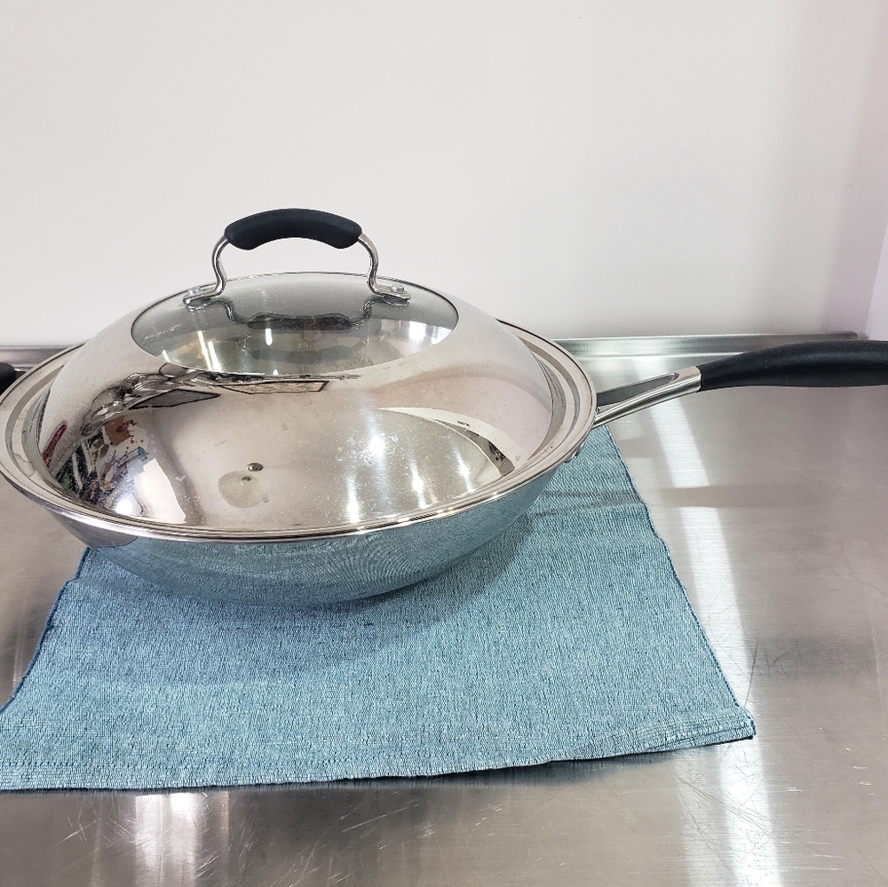 Stainless steel wok with silicone handles